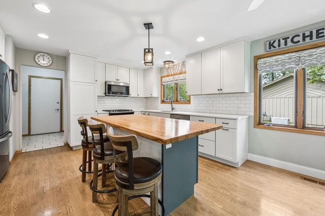 512 Wiswell DRIVE, Williams Bay, WI 53191