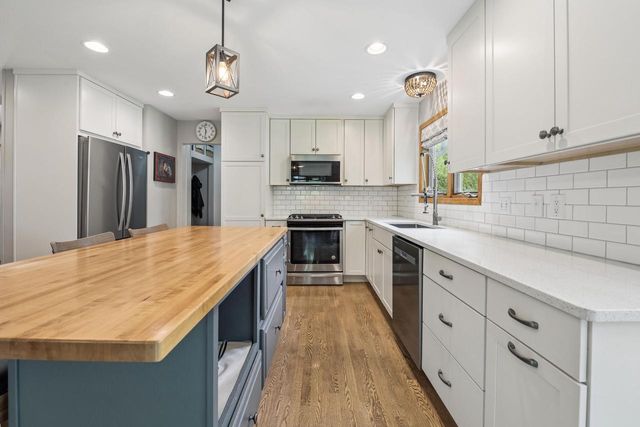 512 Wiswell DRIVE, Williams Bay, WI 53191
