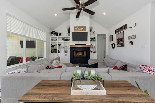 1040 Agnes N, Springtown, TX 76082