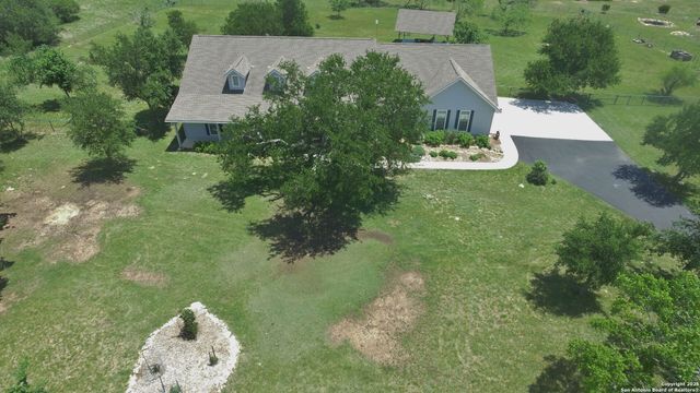 106 Abierto Cove Dr, Blanco, TX 78606