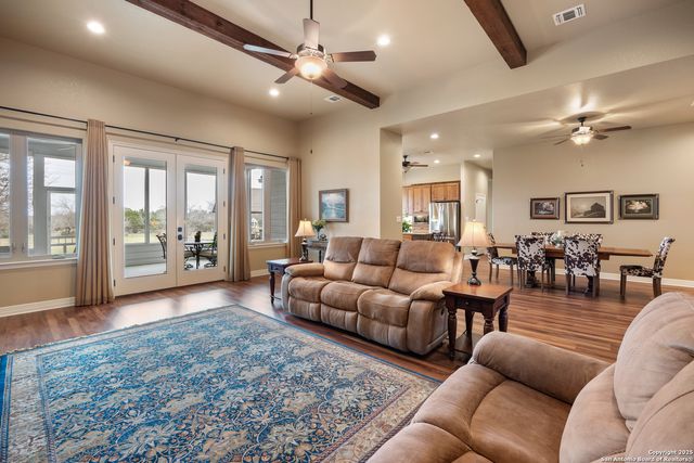 106 Abierto Cove Dr, Blanco, TX 78606