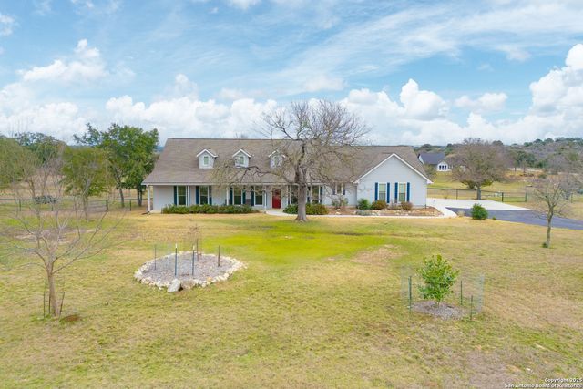 106 Abierto Cove Dr, Blanco, TX 78606