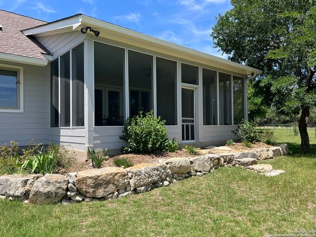 106 Abierto Cove Dr, Blanco, TX 78606