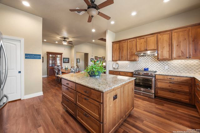 106 Abierto Cove Dr, Blanco, TX 78606