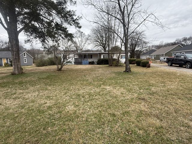 302 Walton Ferry Rd, Hendersonville, TN 37075