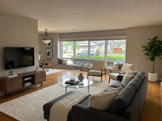 330 W Holly Court, Glenwood, IL 60425