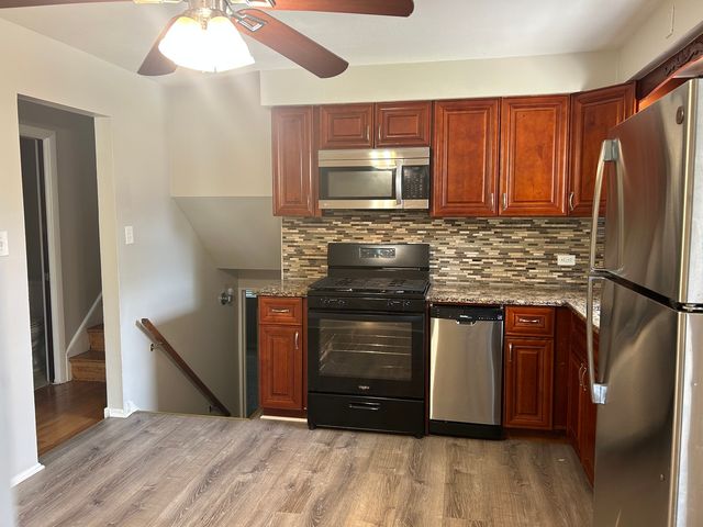 330 W Holly Court, Glenwood, IL 60425