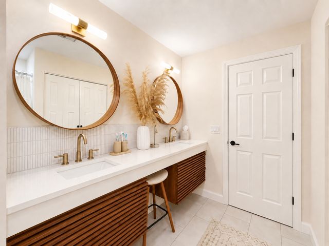 585 Edinburgh Lane B, Prospect Heights, IL 60070