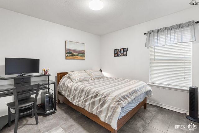 10 PARK PLACE CIRCLE, Iowa Park, TX 76367