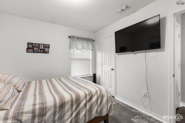 10 PARK PLACE CIRCLE, Iowa Park, TX 76367