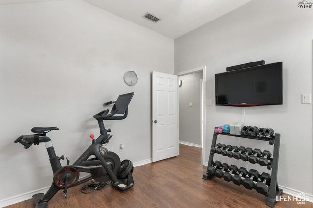 10 PARK PLACE CIRCLE, Iowa Park, TX 76367