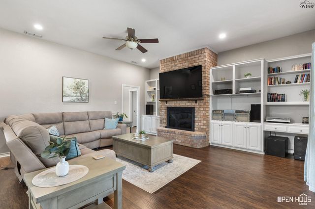 10 PARK PLACE CIRCLE, Iowa Park, TX 76367