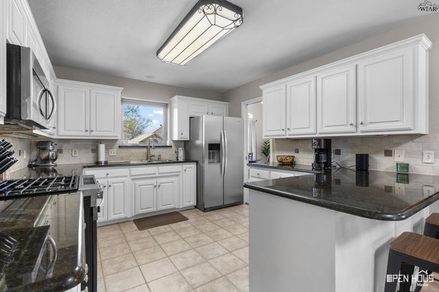 10 PARK PLACE CIRCLE, Iowa Park, TX 76367