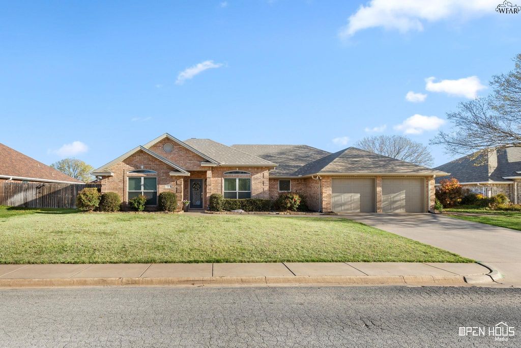 10 PARK PLACE CIRCLE, Iowa Park, TX 76367