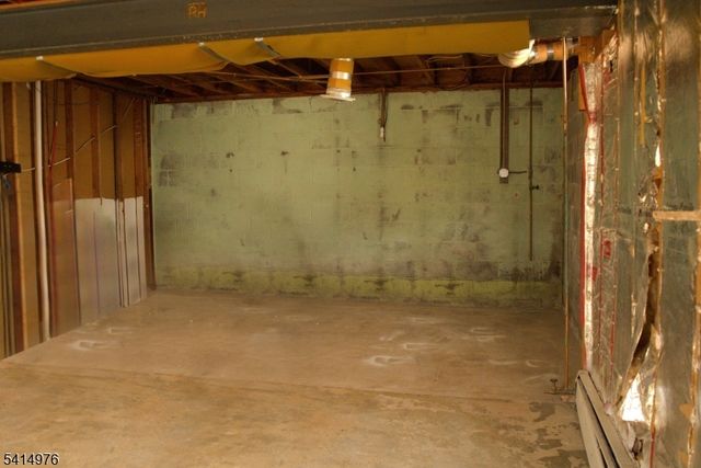 85 Rock Rd, Hawthorne Boro, NJ 07506