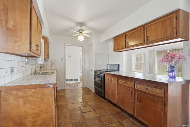 900 CANTERBURY HILL ST, Terrell Hills, TX 78209