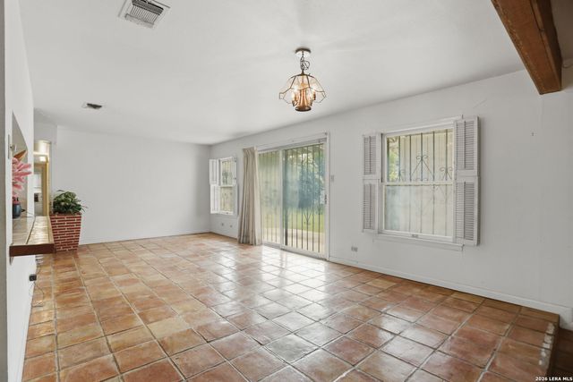 900 CANTERBURY HILL ST, Terrell Hills, TX 78209