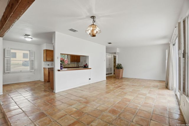 900 CANTERBURY HILL ST, Terrell Hills, TX 78209