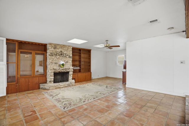 900 CANTERBURY HILL ST, Terrell Hills, TX 78209