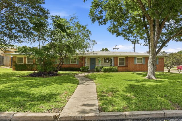 900 CANTERBURY HILL ST, Terrell Hills, TX 78209