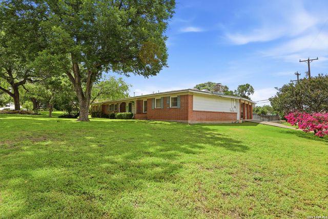 900 CANTERBURY HILL ST, Terrell Hills, TX 78209