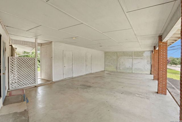 900 CANTERBURY HILL ST, Terrell Hills, TX 78209