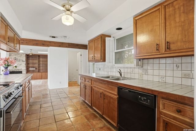 900 CANTERBURY HILL ST, Terrell Hills, TX 78209