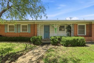 900 CANTERBURY HILL ST, Terrell Hills, TX 78209