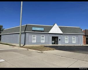 22301 Kelly Road, Eastpointe, MI 48021