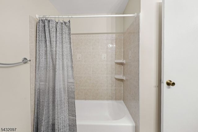 806 Eves Dr 3G, Hillsborough Twp., NJ 08844