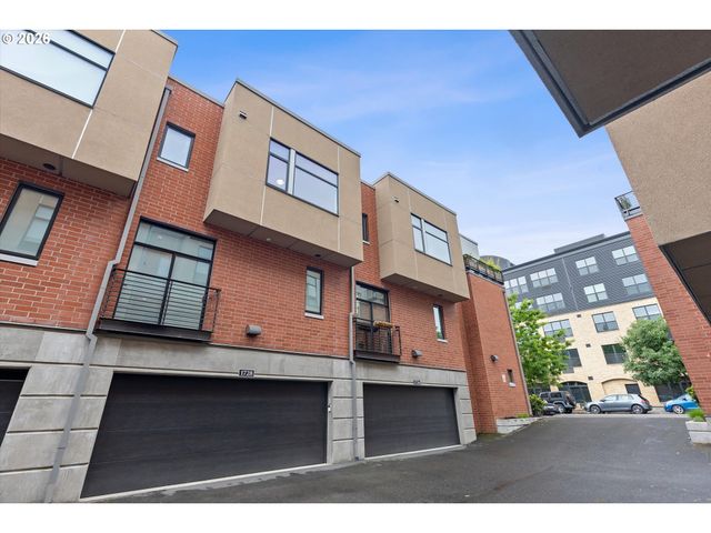 1728 Nw RIVERSCAPE St, Portland, OR 97209