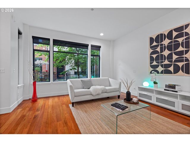1728 Nw RIVERSCAPE St, Portland, OR 97209