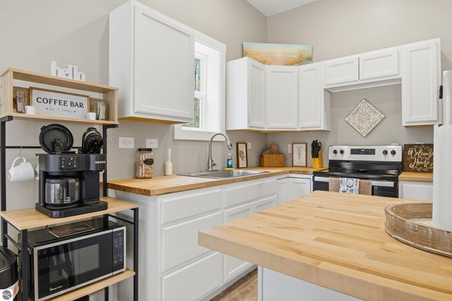 8660 Wilderness Trail, Traverse City, MI 49684