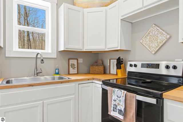 8660 Wilderness Trail, Traverse City, MI 49684