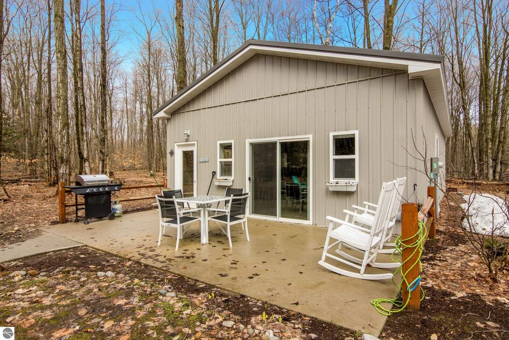 8660 Wilderness Trail, Traverse City, MI 49684