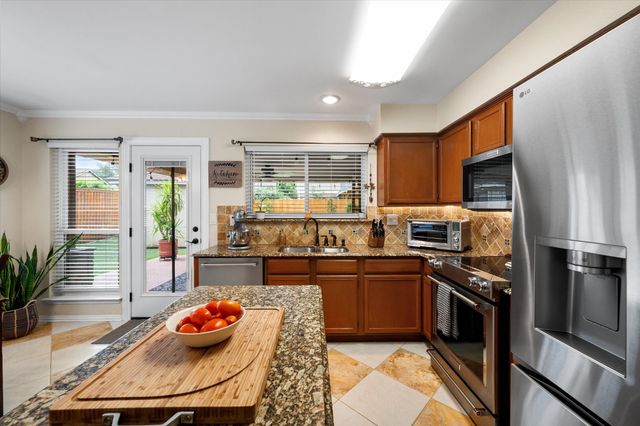 2404 Bennington Drive, Arlington, TX 76018