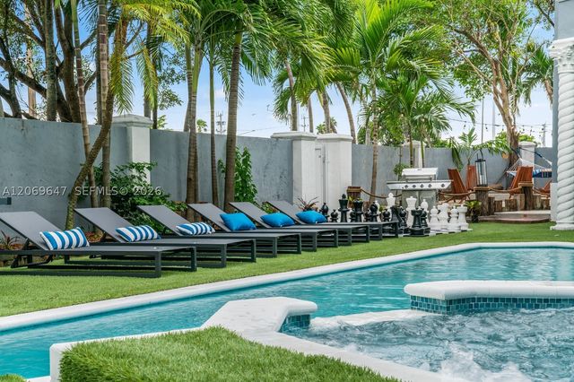 12141 Walsh Blvd, Miami, FL 33184