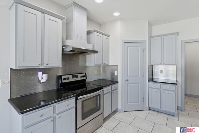 1121 N 97th Street, Lincoln, NE 68505