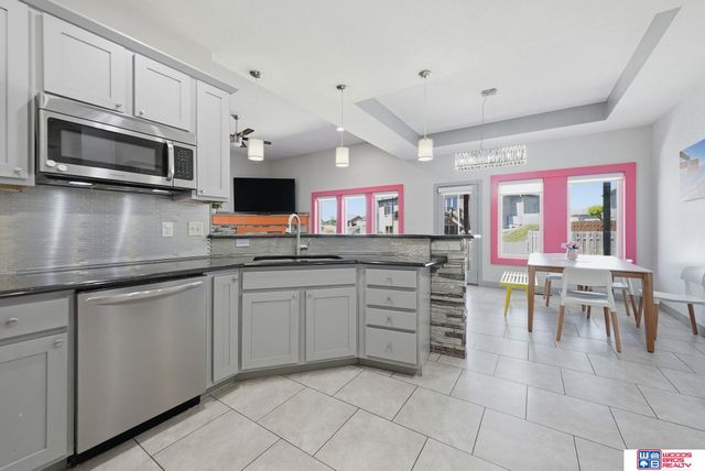 1121 N 97th Street, Lincoln, NE 68505