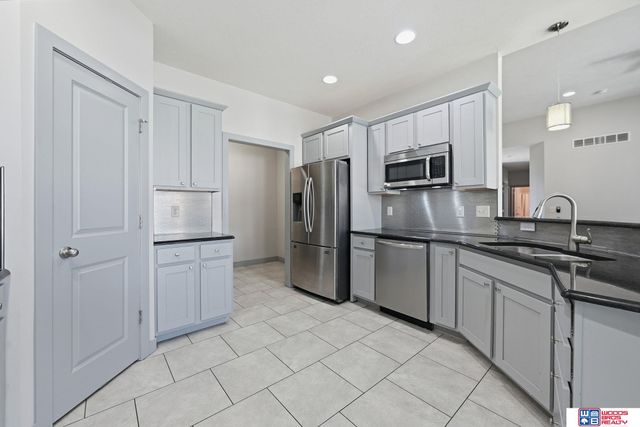 1121 N 97th Street, Lincoln, NE 68505