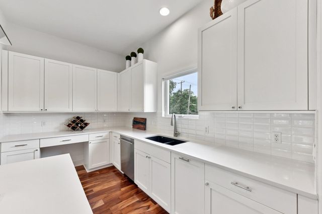 2300 S 5th ST E, Austin, TX 78704