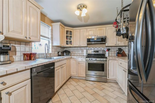 146 Swezey Lane, Middle Island, NY 11953