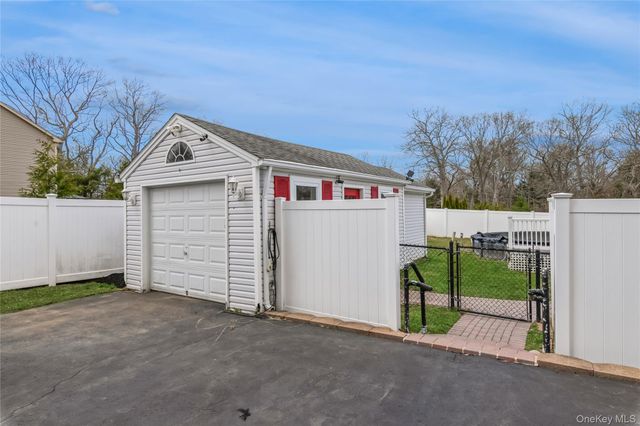146 Swezey Lane, Middle Island, NY 11953