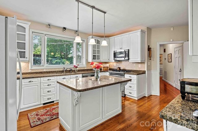 842 North Center Street, Hickory, NC 28601