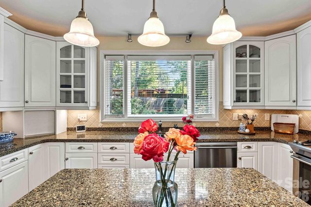 842 North Center Street, Hickory, NC 28601