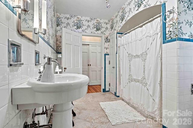 842 North Center Street, Hickory, NC 28601