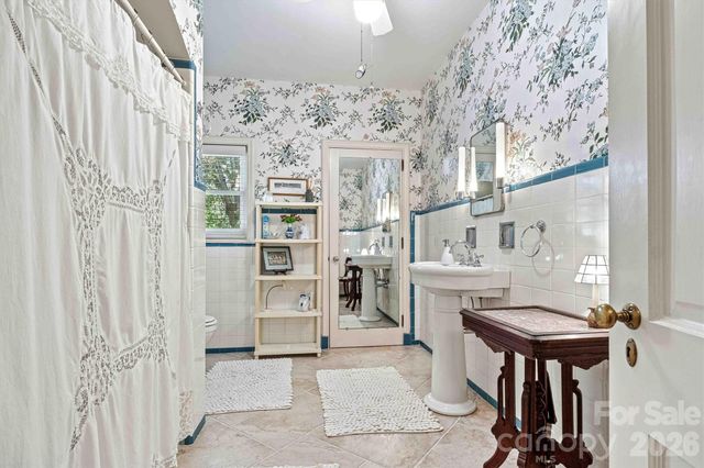 842 North Center Street, Hickory, NC 28601