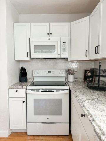 53 Thompson St 53, Amesbury, MA 01913