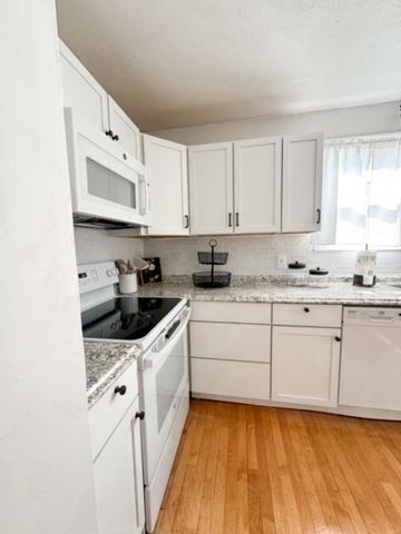 53 Thompson St 53, Amesbury, MA 01913