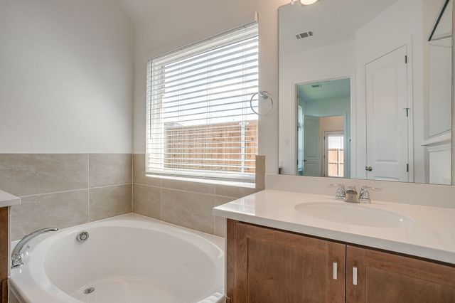 909 Schuberts Road, Justin, TX 76247